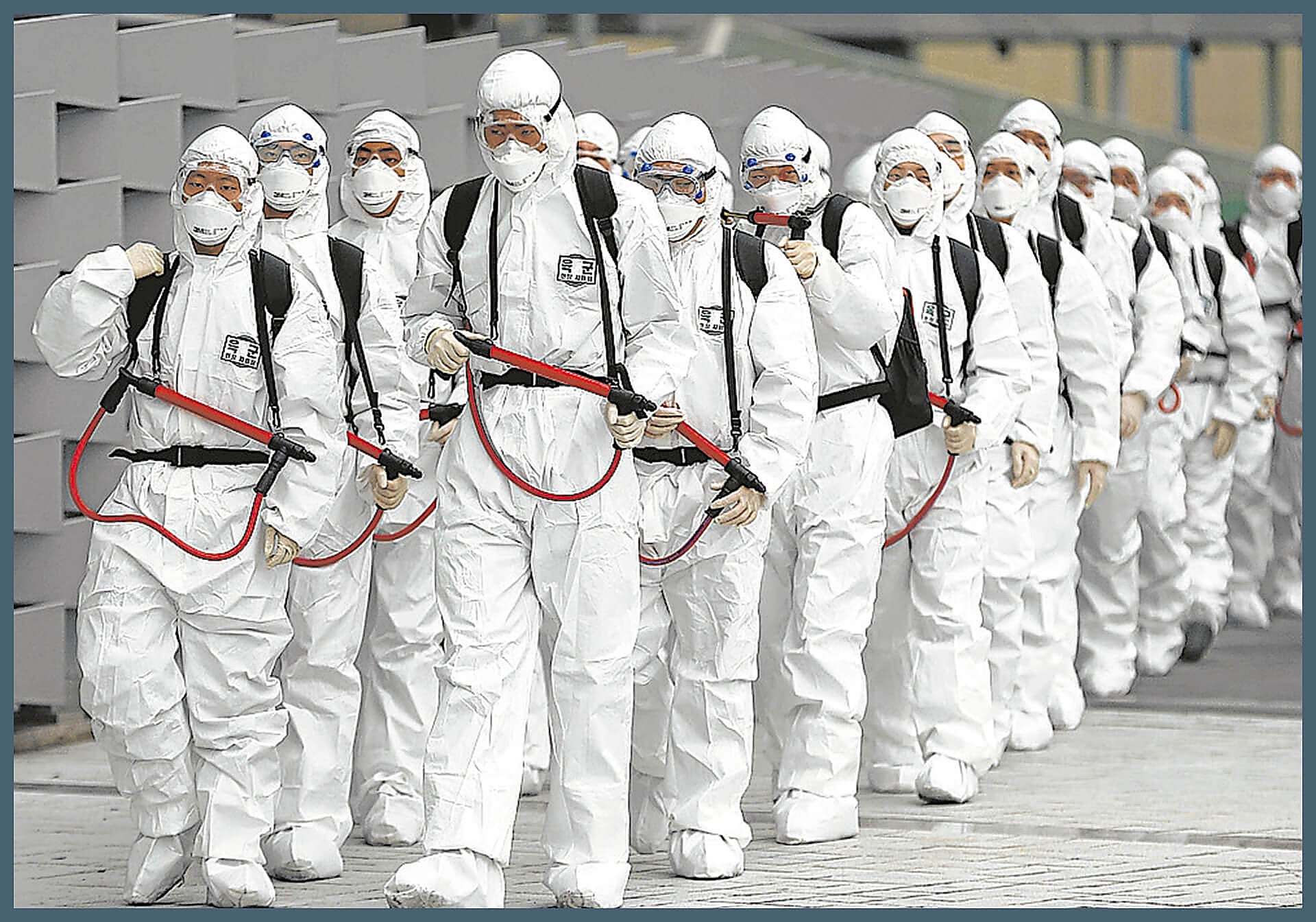 Una historia de ciencia ficción. El mundo se acostumbró a los trajes de protección personal.