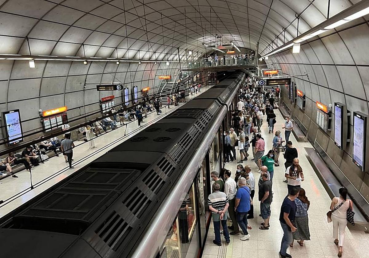 El metro recupera la normalidad tras hora y media de retrasos generalizados por problemas técnicos