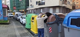 Un vecino de Basauri utiliza el contenedor orgánico.