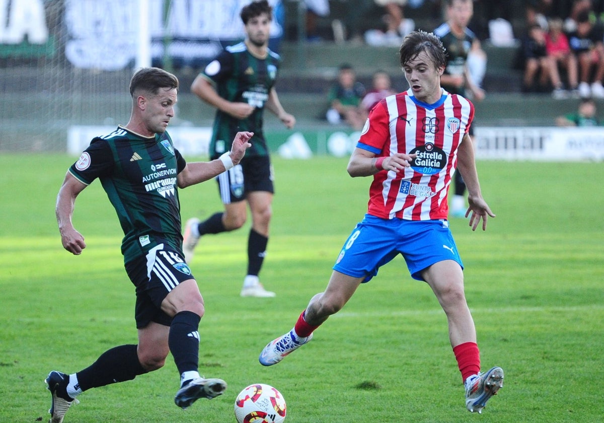 Leandro conduce el balón en el partido de ida ante el Lugo, su rival de este domingo.