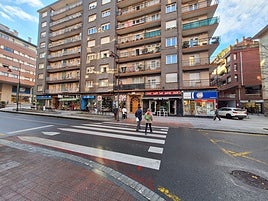 Vista de la calle Juan Bautista Uriarte, una de las zonas con mayor número de comercios en Galdakao.