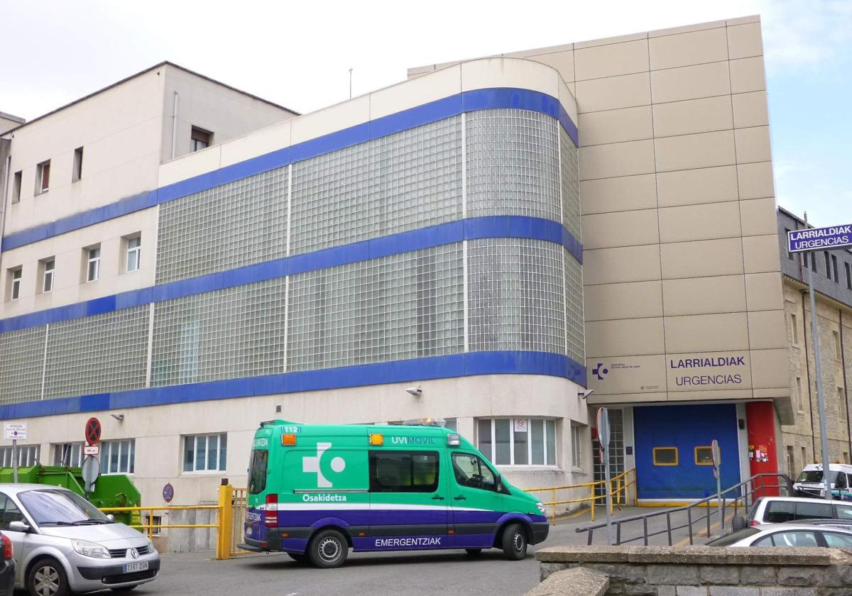 Una ambulancia en la entrada de Urgencias en el Hospital Santiago.