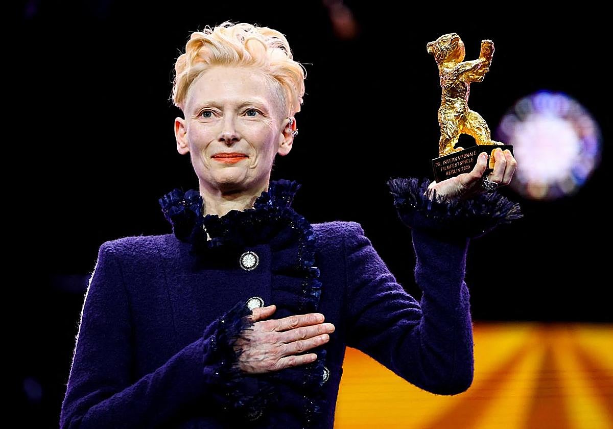 La actriz escocesa Tilda Swinton posa con el Oso de Oro honorífico por su carrera.
