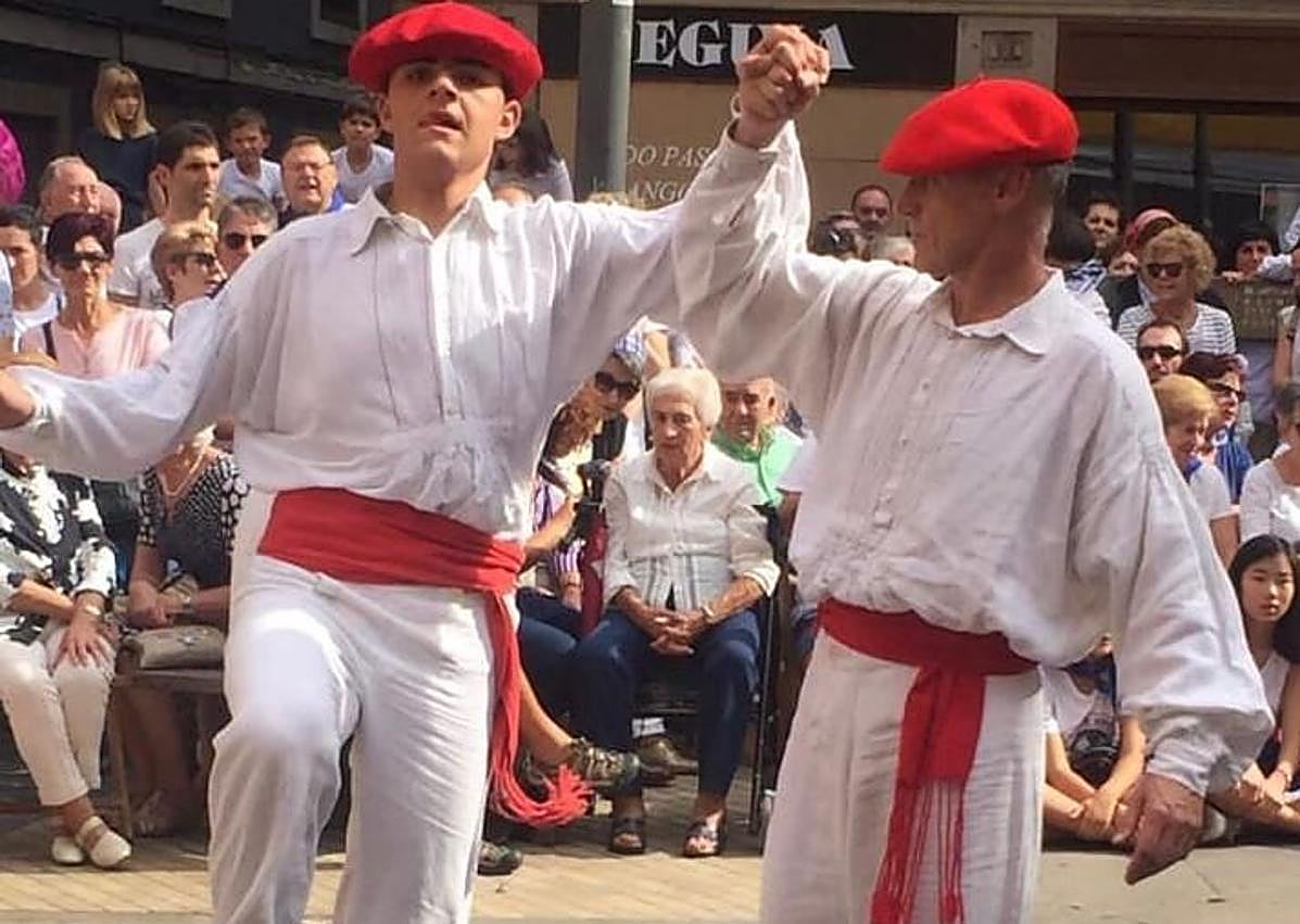Imagen secundaria 1 - En la plaza del Ayuntamiento, bailando junto a su hijo y en sus inicios en el mundo de la dantza 