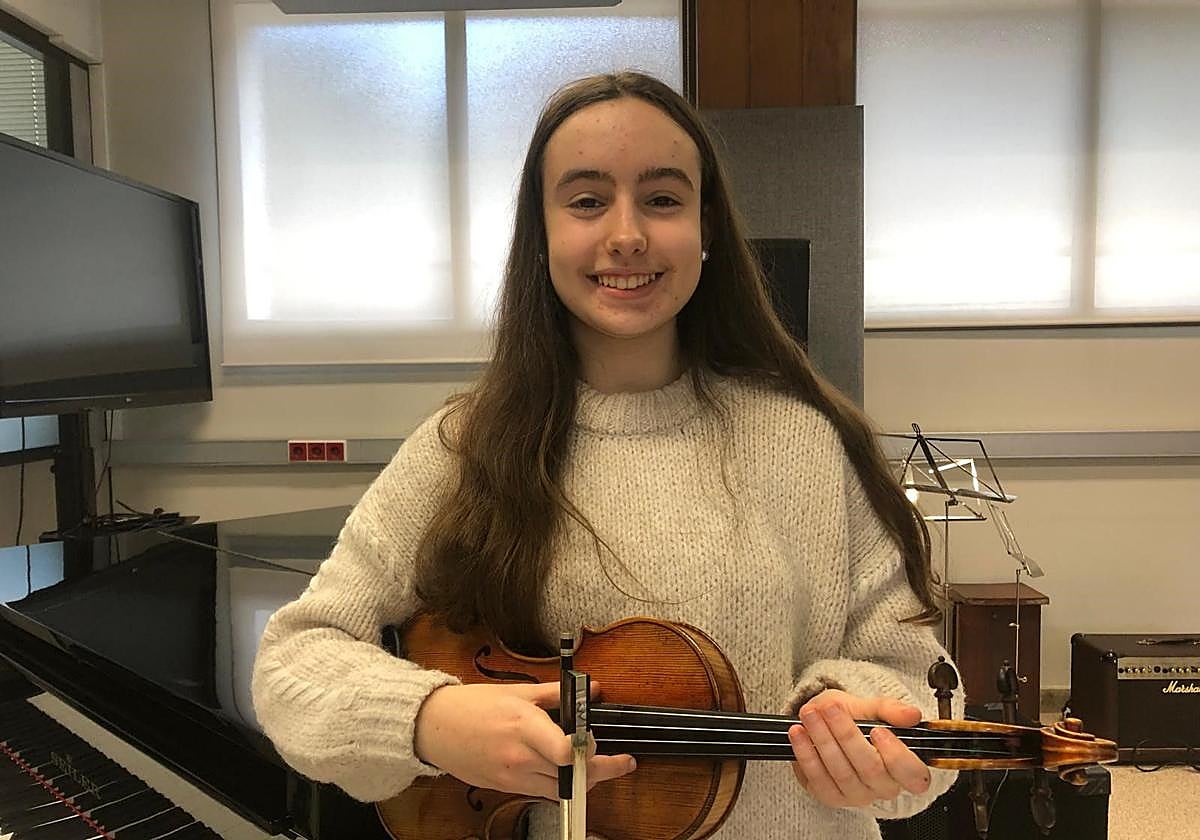 La joven violinista es alumna de 3º de Enseñanzas Profesionales de Música en el conservatorio de la villa.