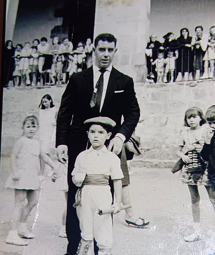 Imagen secundaria 2 - En la plaza del Ayuntamiento, bailando junto a su hijo y en sus inicios en el mundo de la dantza 