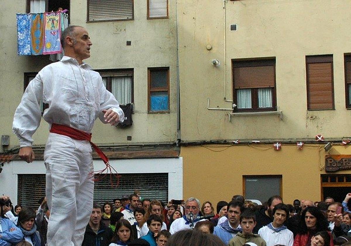 Imagen principal - En la plaza del Ayuntamiento, bailando junto a su hijo y en sus inicios en el mundo de la dantza 