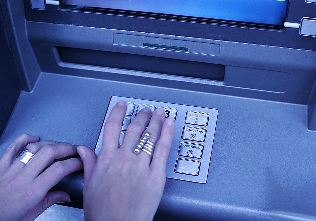 Saca 18.900 euros de la cuenta de un amigo tras enterarse de que le había tocado la lotería