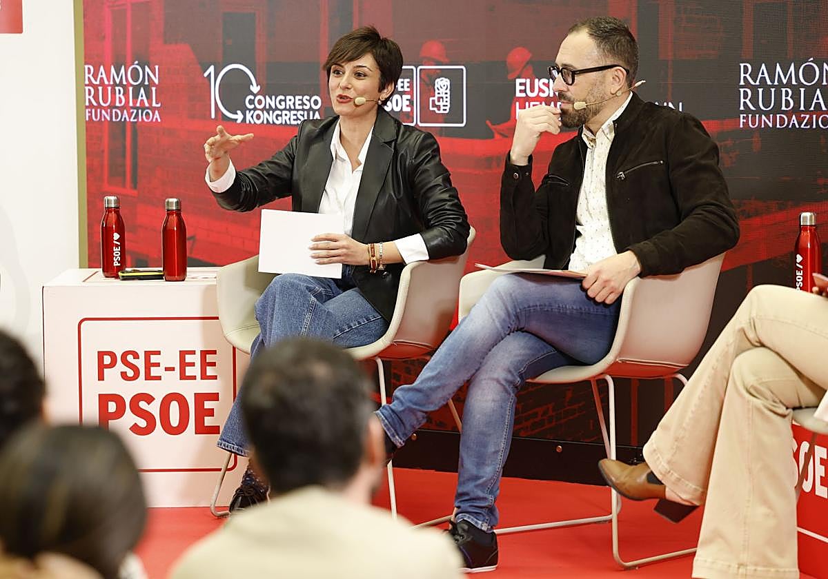 La ministra de Vivienda, Isabel Rodríguez, y el consejero vasco, Denis Itxaso, este viernes en el congerso del PSE-EE en San Sebastián.