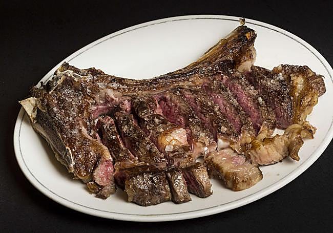 El menú chuletón cuesta 37 euros por persona.