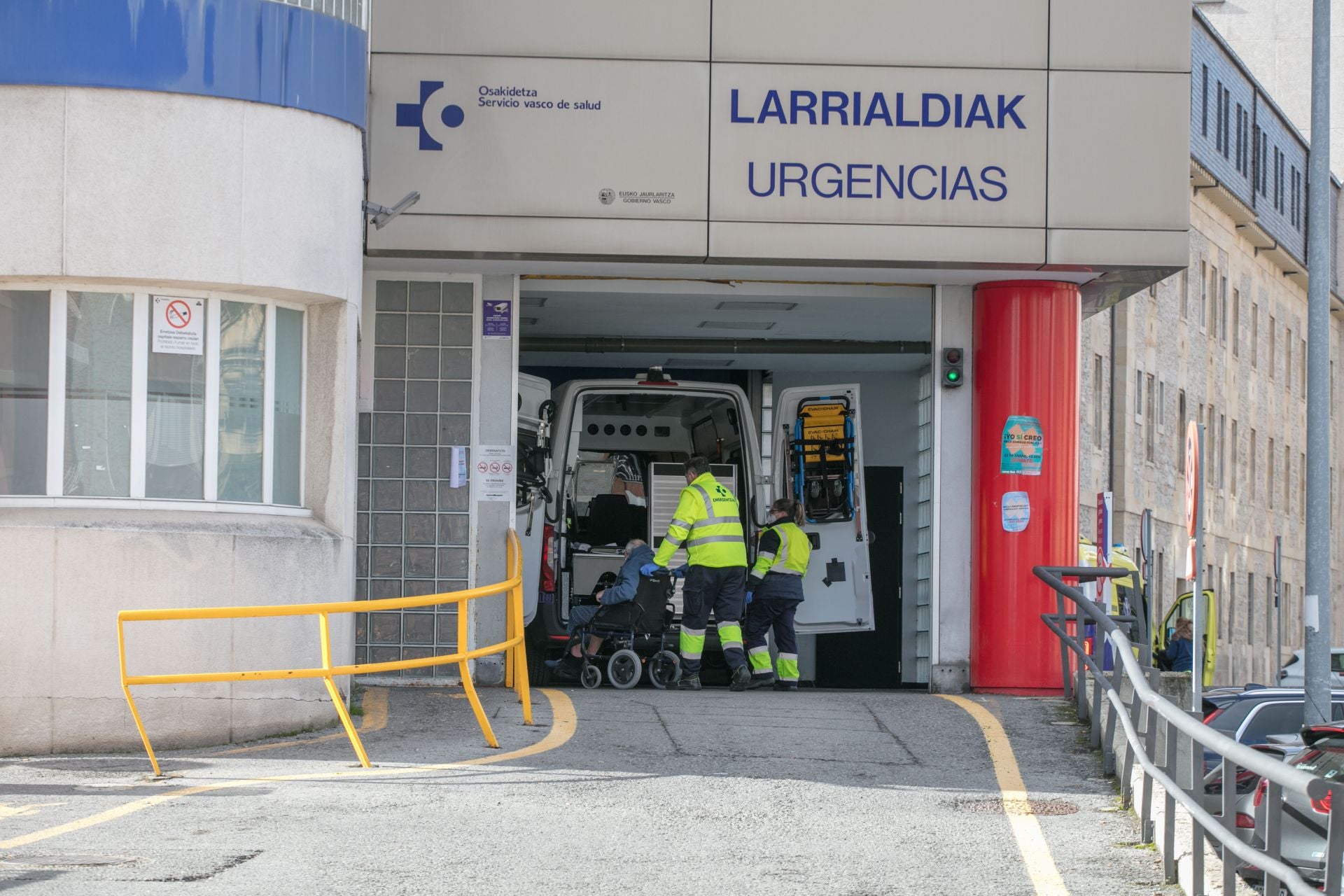 Una ambulancia accede a las Urgencias de Santiago