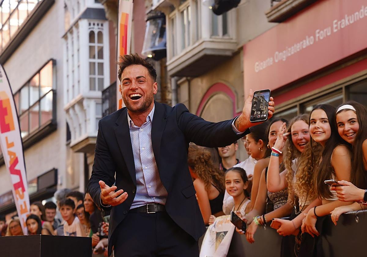 Montoya en la alfombra naranja del FestVal de Vitoria.