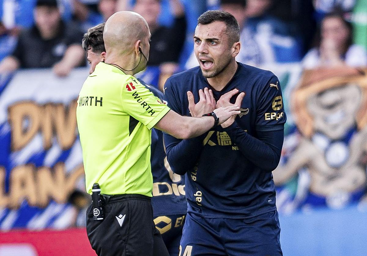 Jordán protesta una decisión de González Fuertes en el Leganés-Alavés.