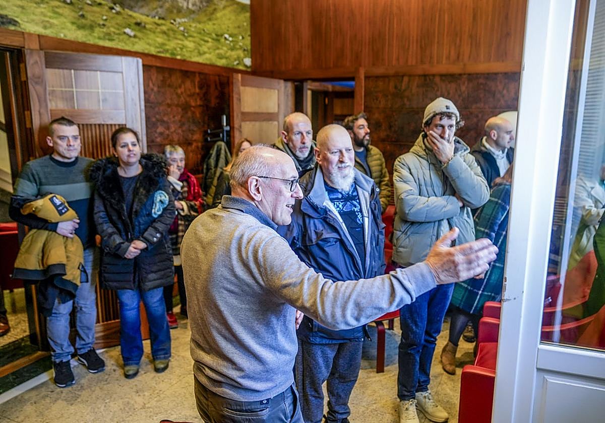 Ramiro González hizo de guía improvisado en la sede foral