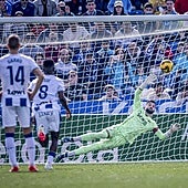 Dos penaltis en contra en media hora sacuden al Alavés