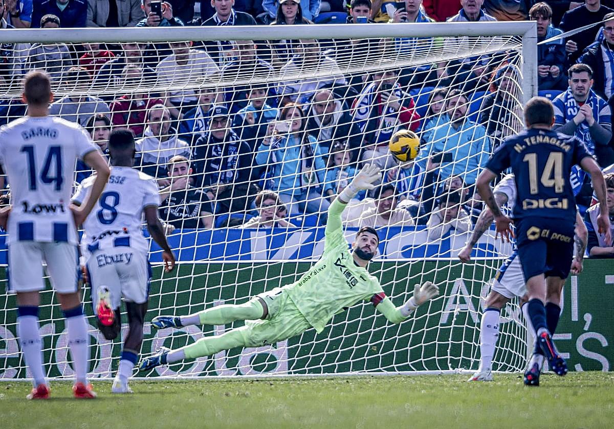 Dos penaltis en contra en media hora sacuden al Alavés