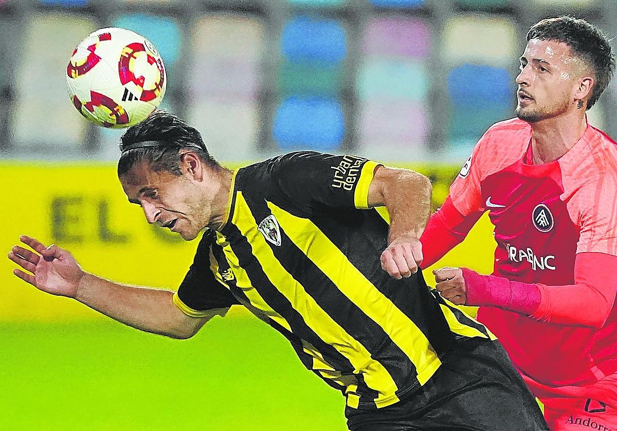 Markel Artetxe despeja de cabeza un balón ante un atacante del Andorra.