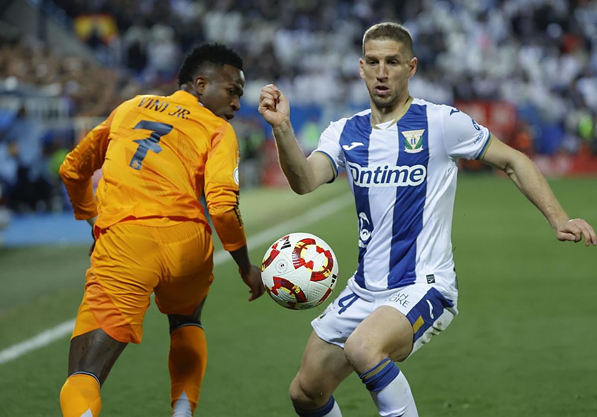 Darko Brasanac controla la pelota ante Vinicius en un encuentro entre el Leganés y el Real Madrid en Butarque.