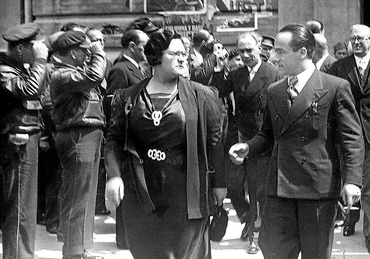 Federica Monstseny junto a Juan García Oliver, miembro de la CNT nombrado ministro de Justicia por Largo Caballero en 1936.