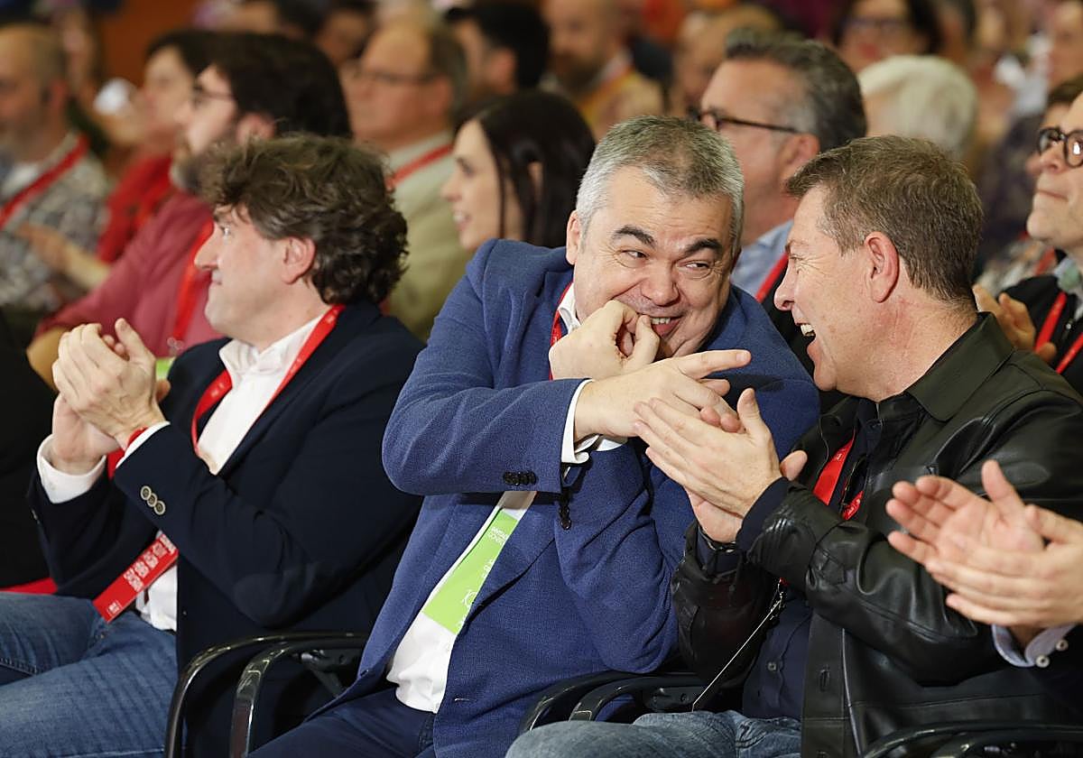 El secretario de Organización del PSOE, Santos Cerdán, junto al presidente de Castilla-La Mancha, Emiliano García-Page, este domingo en San Sebastián.