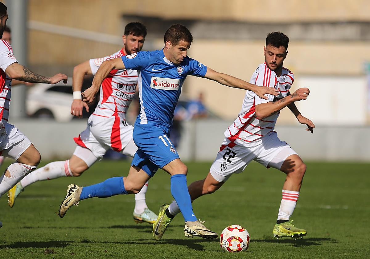 Pablo Hervías, rodeado de rivales en Urritxe.