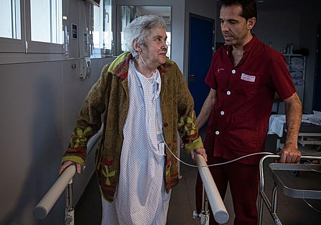 Iciar, con Borja, que le ayuda a recuperar la movilidad.