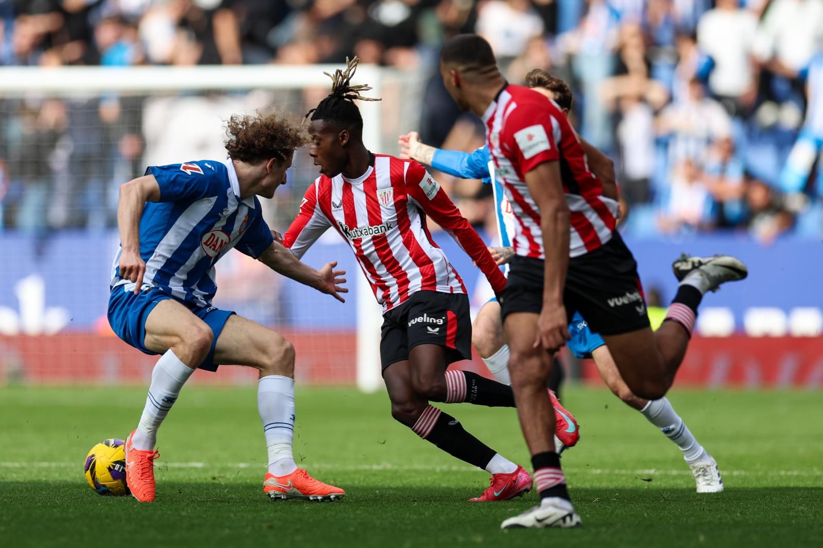Nico Williams tratando de hacerse con el balón.
