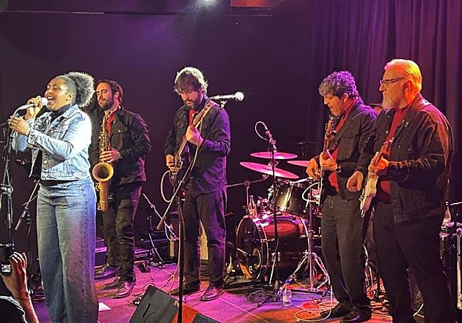 Adrià Gual a la derecha de la imagen.