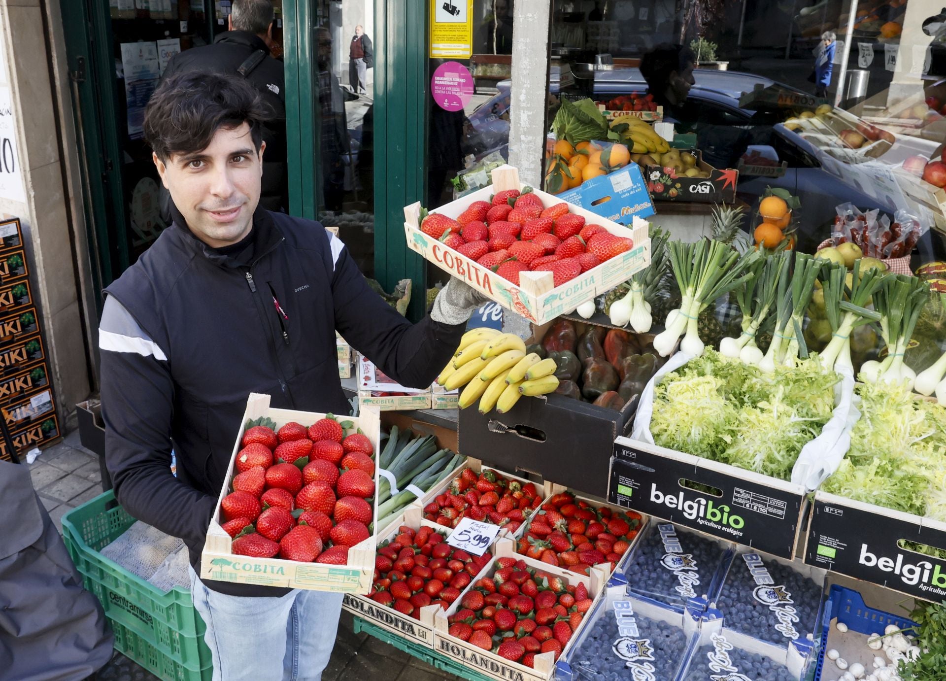 Yeray, el frutero bilbaíno que triunfa en TikTok: «Soy vergonzoso, pero quiero acercar a los jóvenes los comercios de barrio»