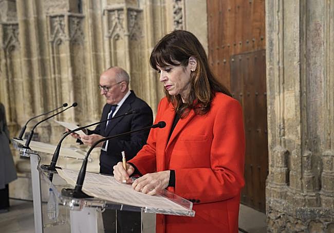 González y Etxebarria, durante la firma en el pórtico de Santa María.