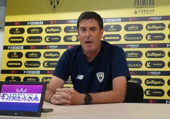 Imanol de la Sota realiza declaraciones en la sala de prensa de Lasesarre.