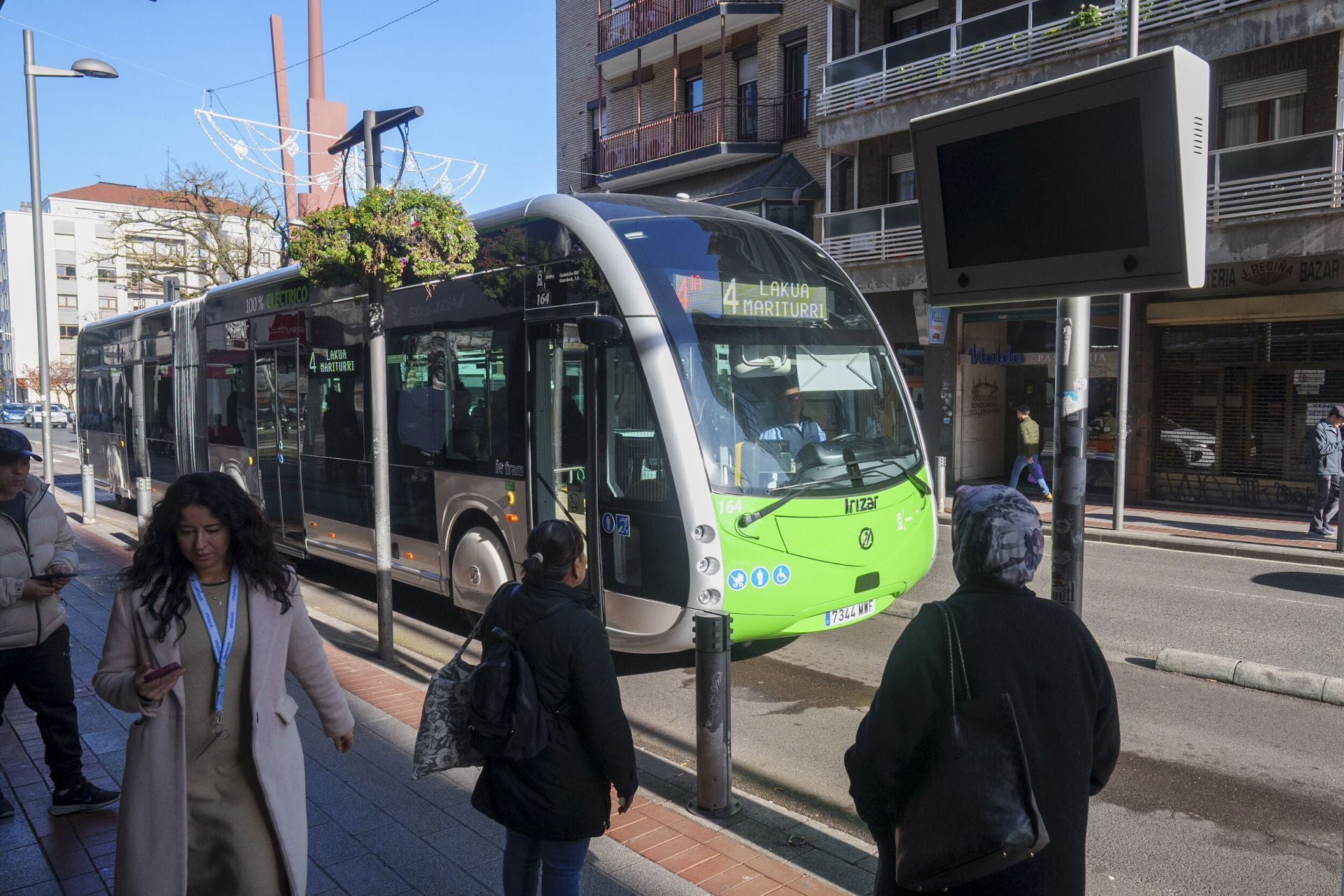 Un autobús electrificado que cubre la línea Lakua-Mariturri