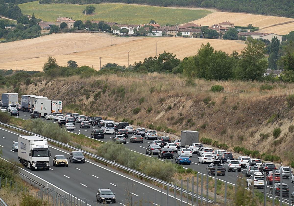 La A-1, a su paso por Armiñón, es uno de los puntos críticos de la red viaria alavesa.