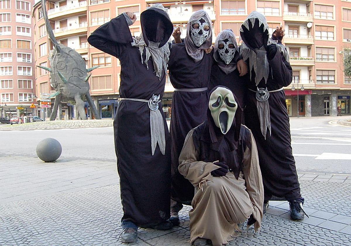 Un grupo de niños disfrazados durante el carnaval de Amorebieta