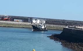 El 'Itsasoan' quedó encallado en su intento de entrar al puerto de Ondarroa.