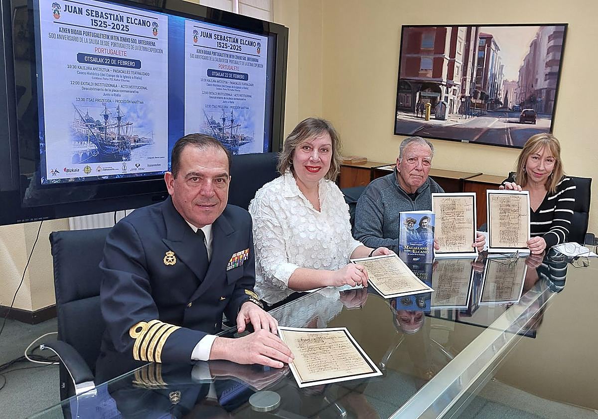 Tomás García-Figueres, capitán navío de la Comandancia de Bilbao; la alcaldesa, Marijose Blanco; Sabino Laucirica, historiador y capitán de marino mercante; y Estíbaliz Freije, edil de Cultura, muestran escritos de la época.
