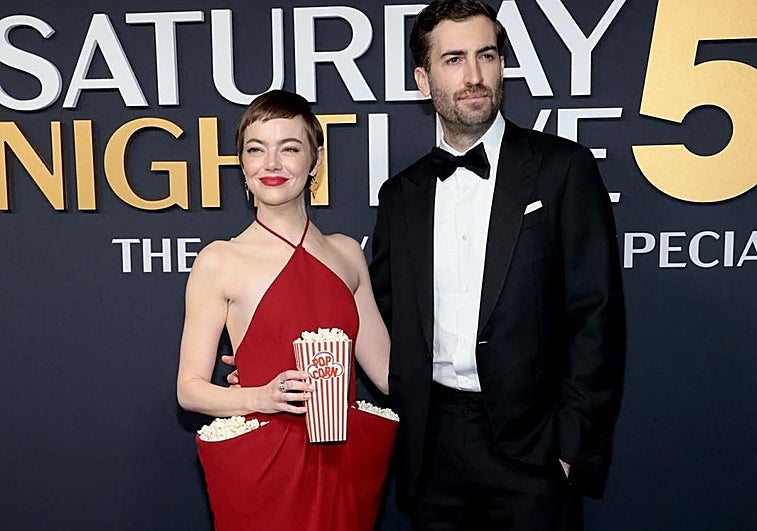 El original vestido con palomitas de Emma Stone en la fiesta de aniversario del programa más famoso de Estados Unidos