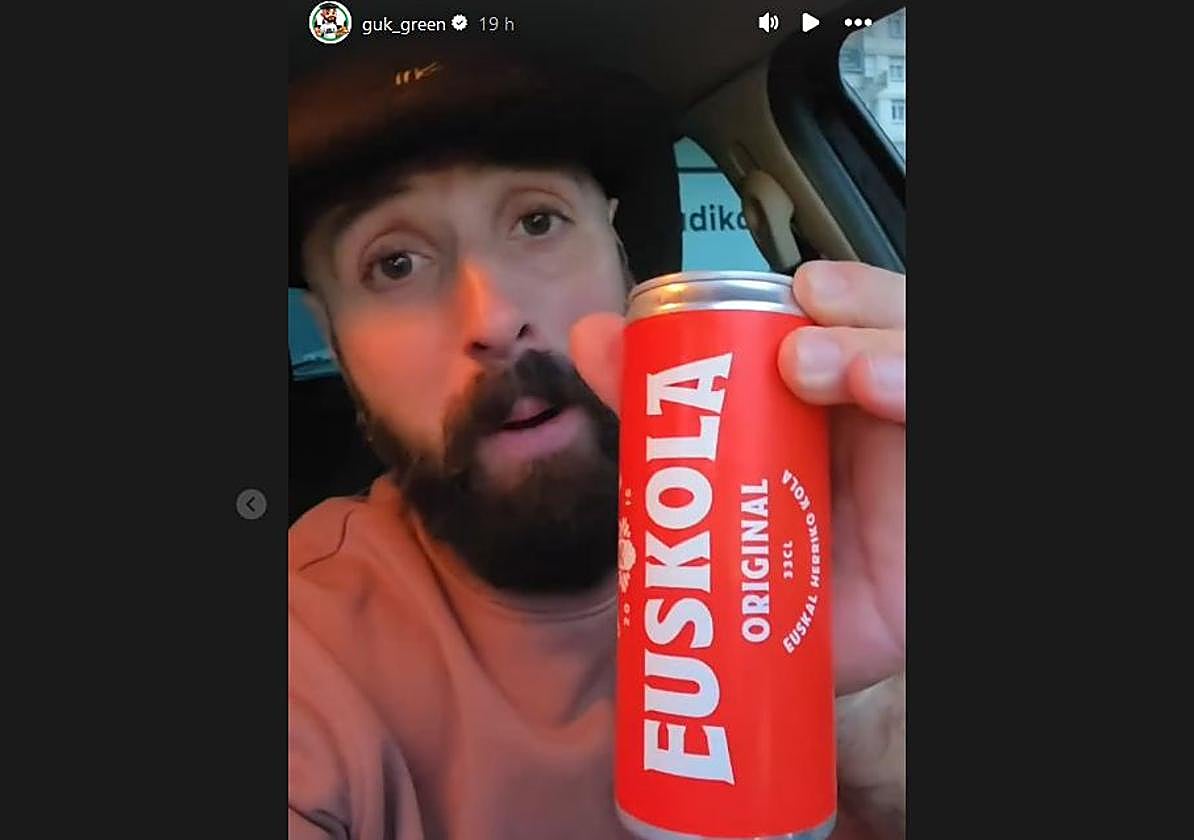 Un conocido influencer vasco prueba la Coca-cola vasca y se sorprende con su sabor