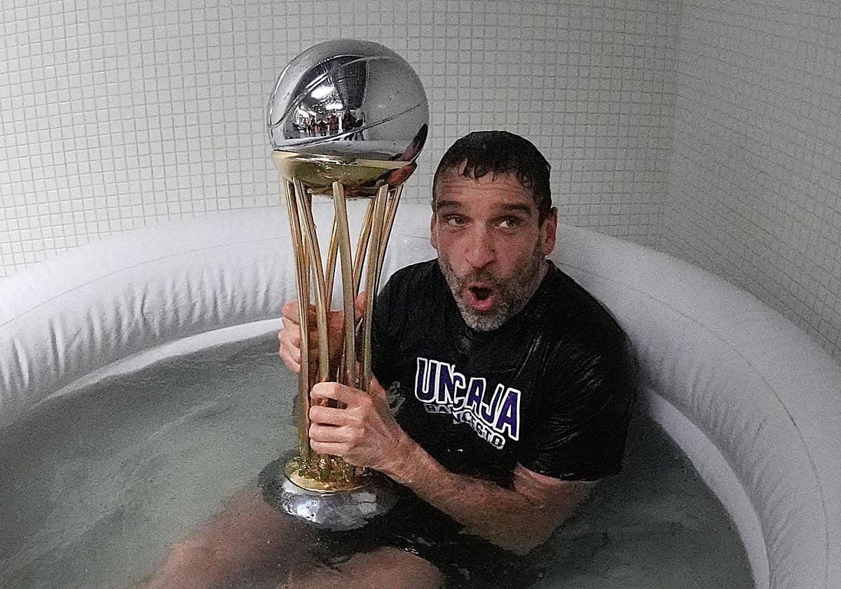 Los jugadores de Unicaja empujaron a Ibon Navarro a una piscina de plástico.