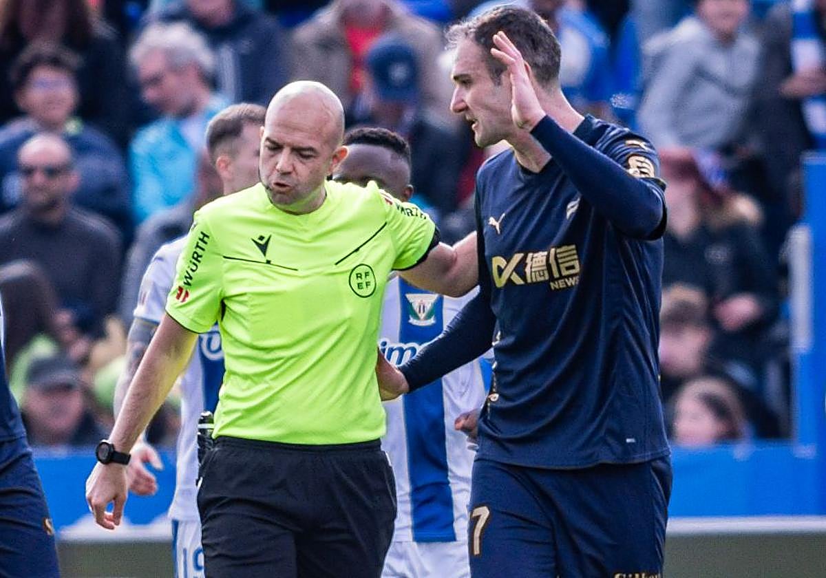Kike García dialoga con el árbitro González Fuertes en Leganés.