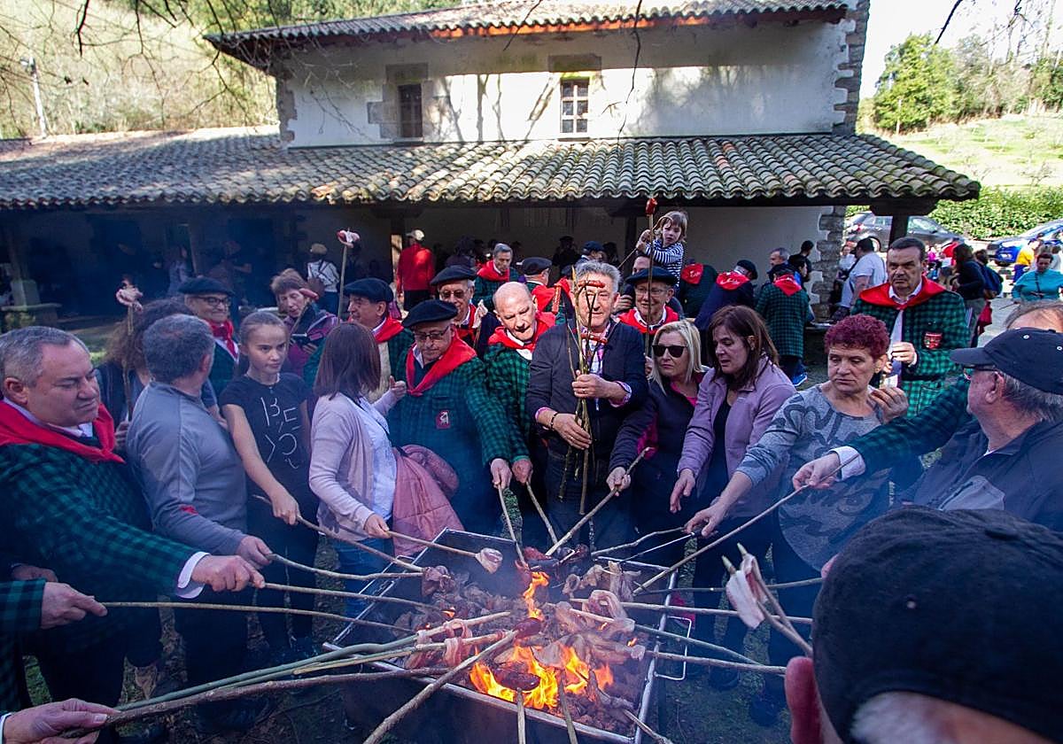 El carnaval que rebrota en el bosque de Llodio