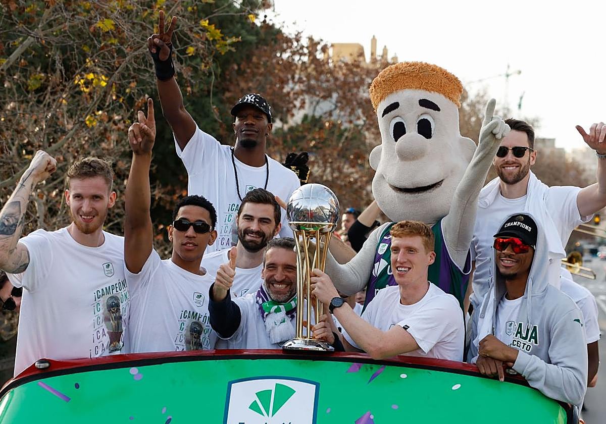 Ibon Navarro ayer en el autobús de la celebración de la Copa.