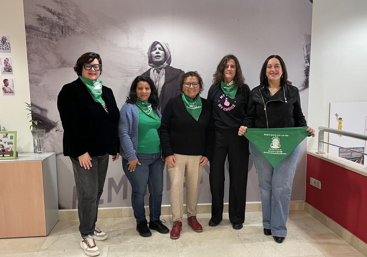Irene García, concejala de Cooperación; Delmy Cortez y Morena Herrera, activistas salvadoreñas; Kika Fumero, portavoz del movimiento europeo 'Mi voz, mi decisión', e Isabel Cadaval, concejala de Igualdad.
