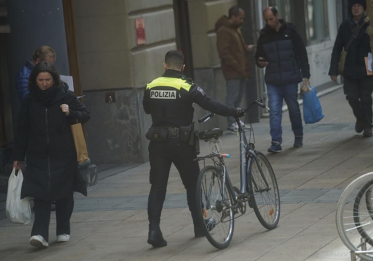 Detenido en Vitoria cuando circulaba en bici bebiendo un botellín de alcohol robado