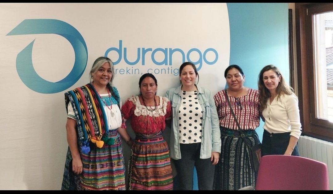 Las representantes guatemaltecas, Varonica Sajbin, Rosa Tomás y Pualina Ortiz, fueron recibidas por Jesica Ruiz, concejala de Cooperación al Desarrollo e Igualdad (PSE); y Arantza Maiztegi, técnica responsable del área.