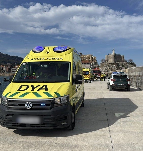 Rescatan a un hombre de 98 años en silla de ruedas que había caído al mar en Castro