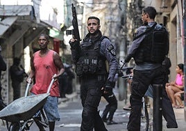 Operativo policial en una favela.