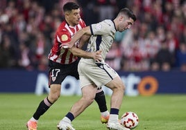 Berchiche intenta frenar a Areso en la Copa en San Mamés.