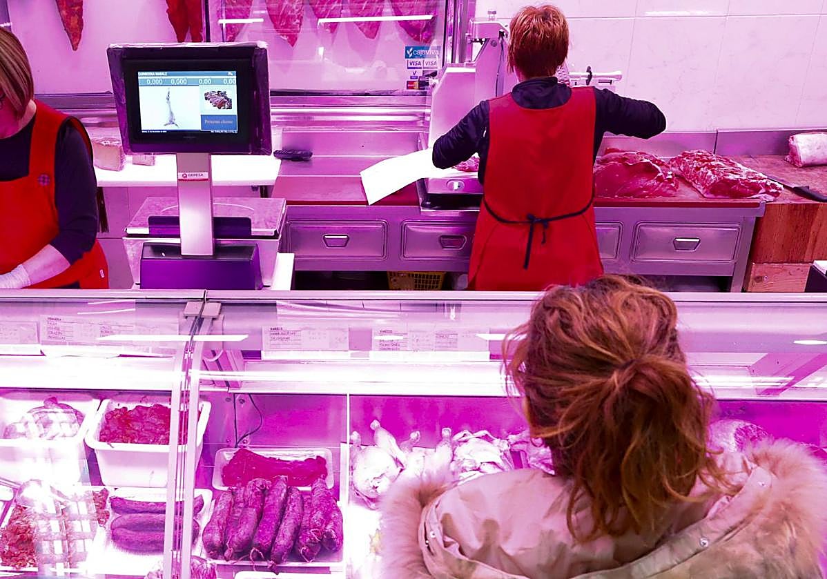 Rechazan conceder la incapacidad permanente a una carnicera de un supermercado porque puede trabajar en otro puesto