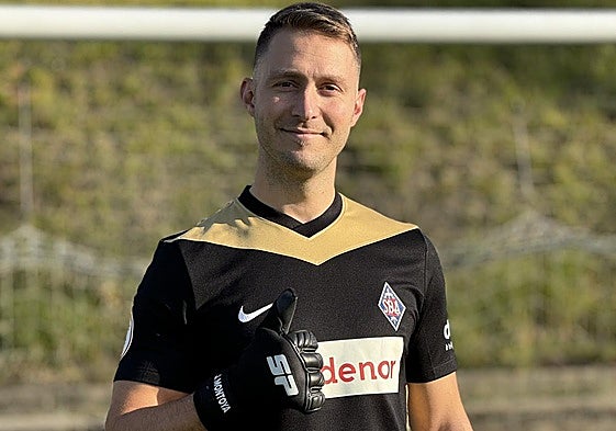 Javi Montoya posa en Urritxe con su nueva camiseta.